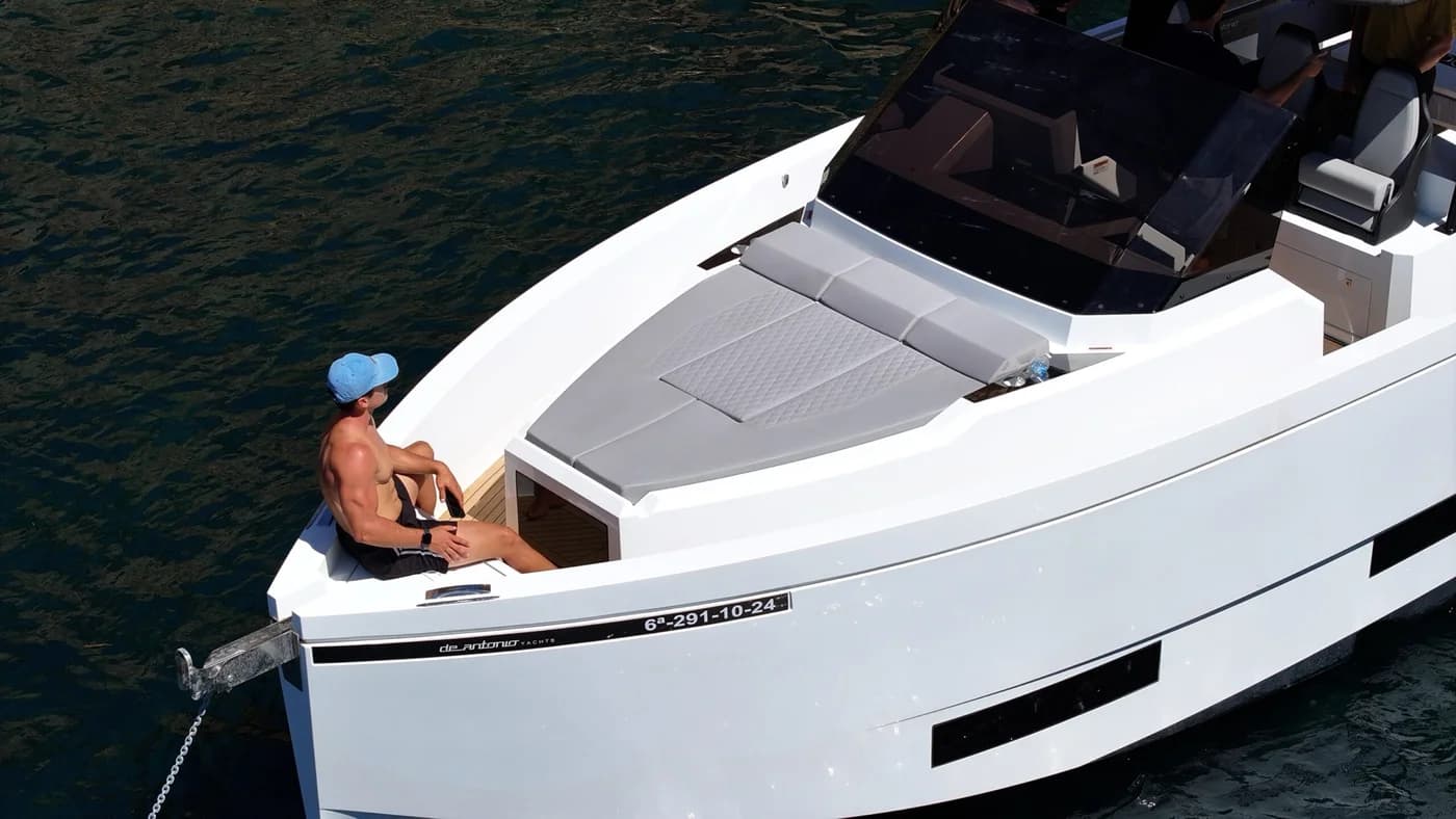 DE ANTONIO 36 cruising Ibiza waters